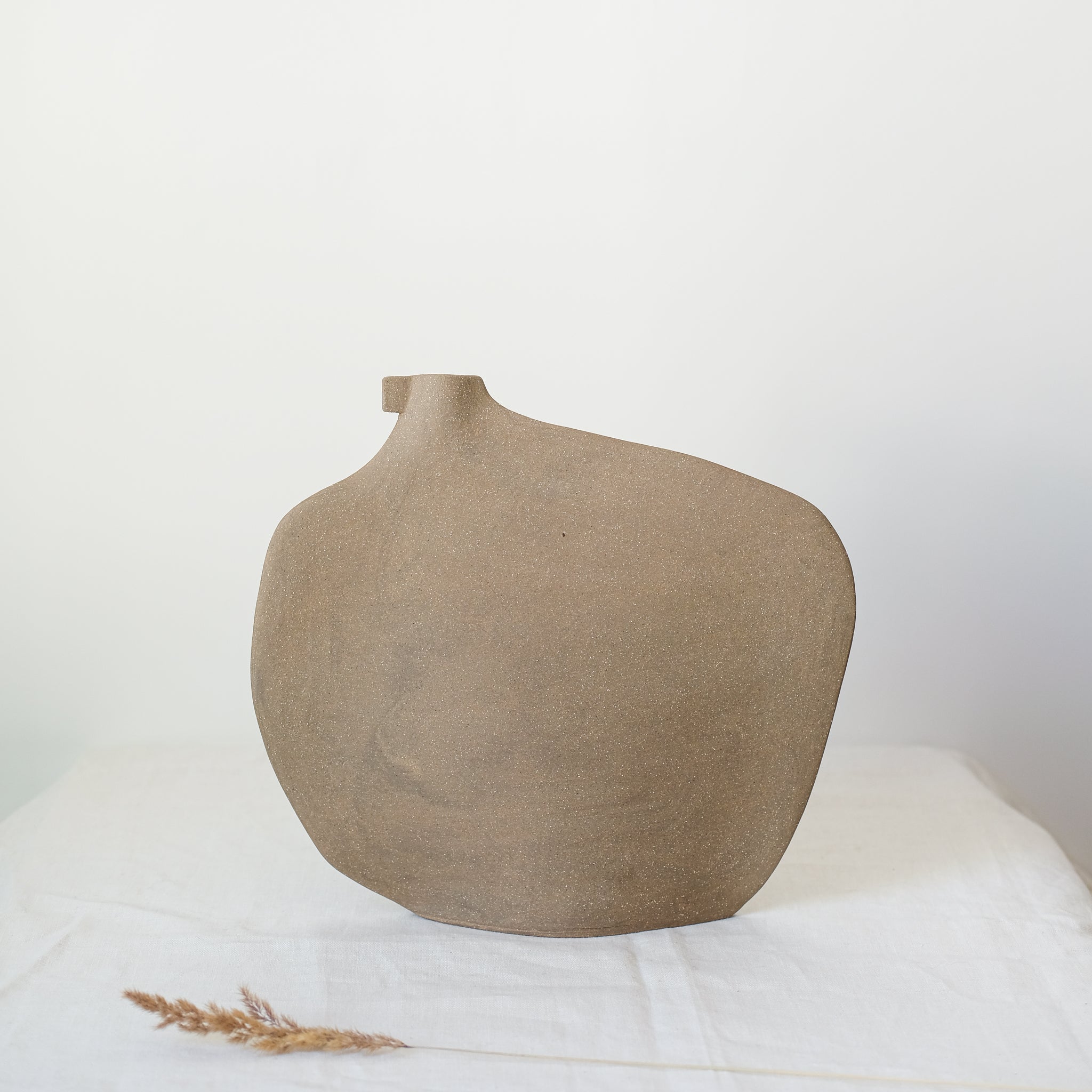 Vase "Tribu Bird" en grès H 33cm marron de Léontine Furcy chez Brutal Ceramics