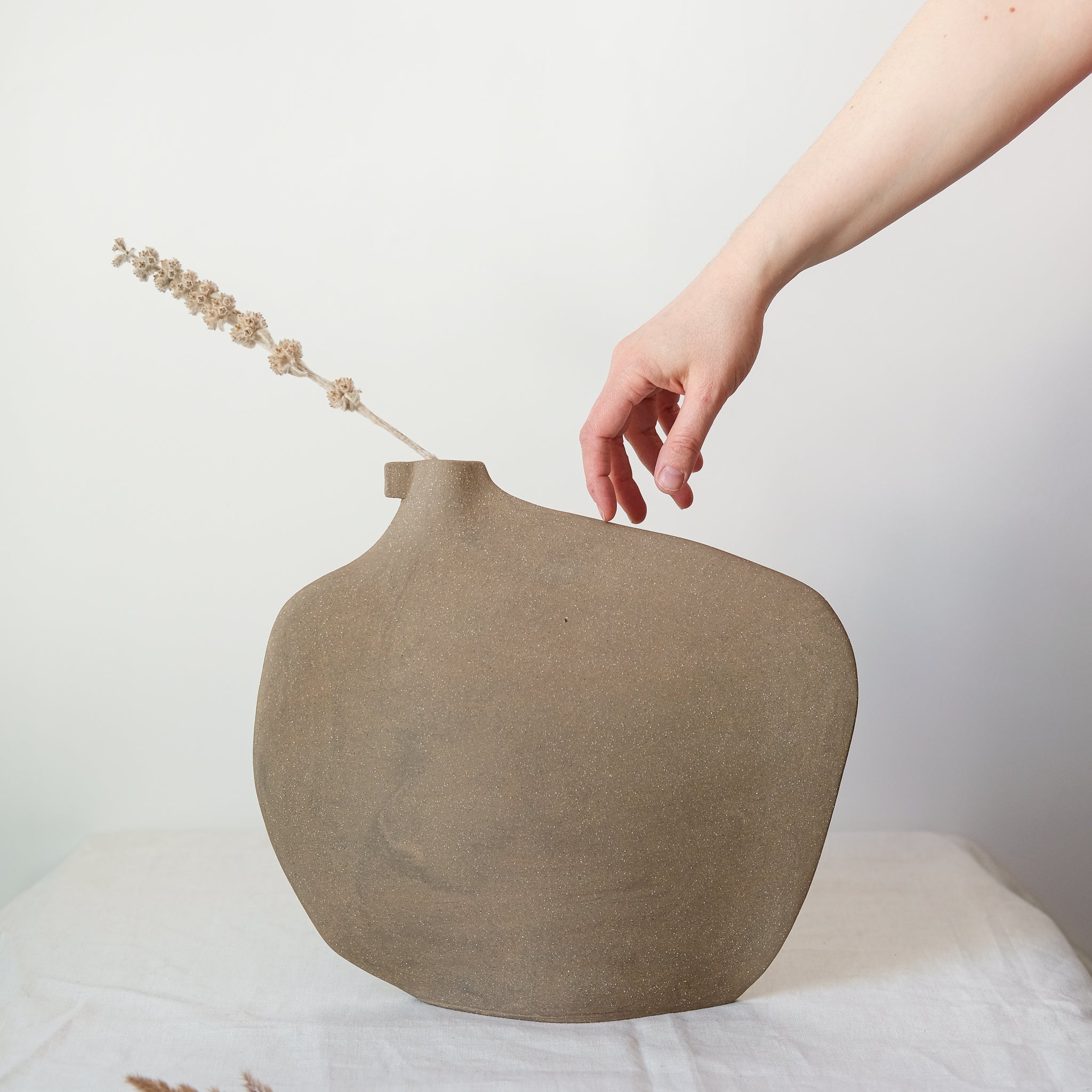Vase "Tribu Bird" en grès H 33cm marron de Léontine Furcy chez Brutal Ceramics