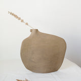 Vase "Tribu Bird" en grès H 33cm marron de Léontine Furcy chez Brutal Ceramics