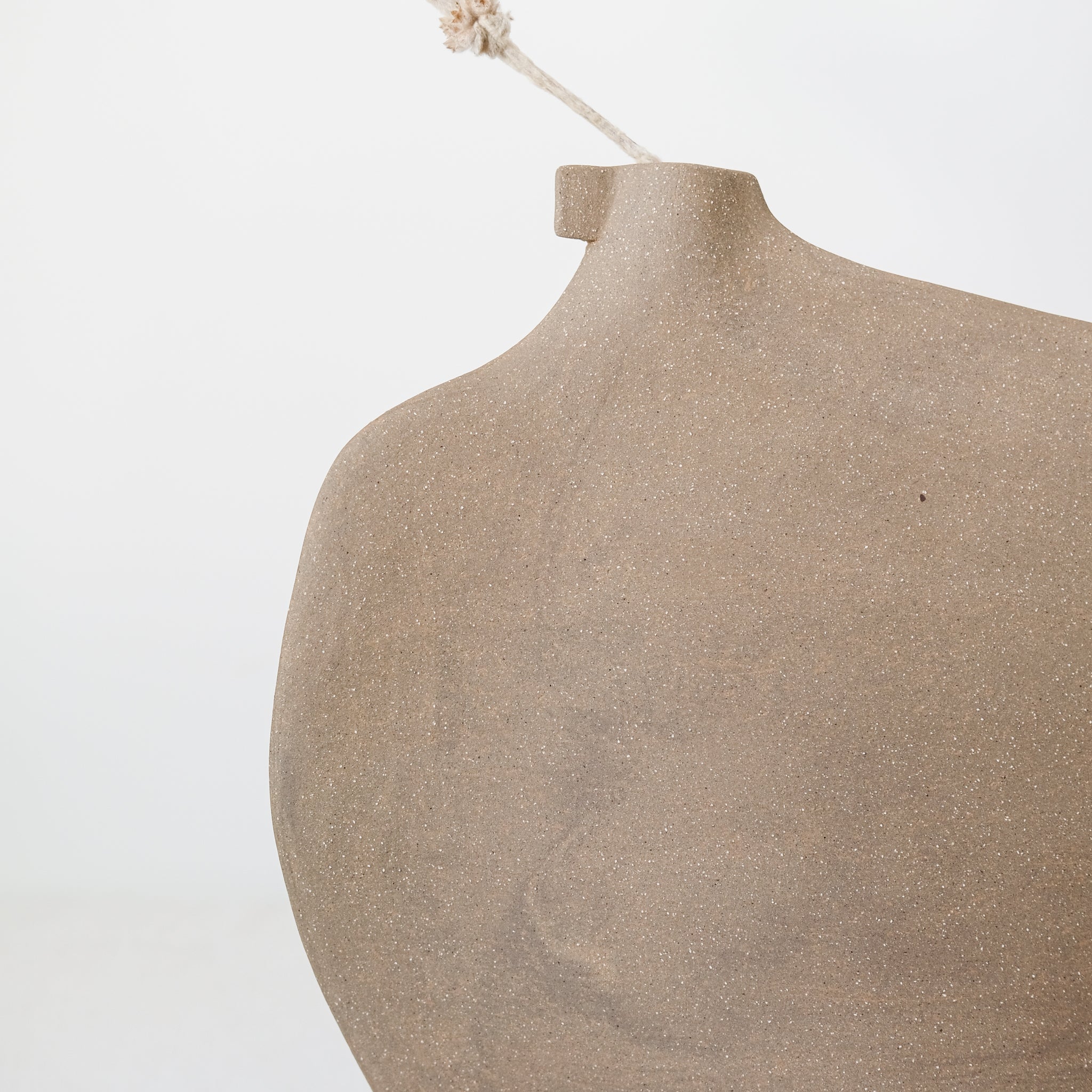 Vase "Tribu Bird" en grès H 33cm marron de Léontine Furcy chez Brutal Ceramics