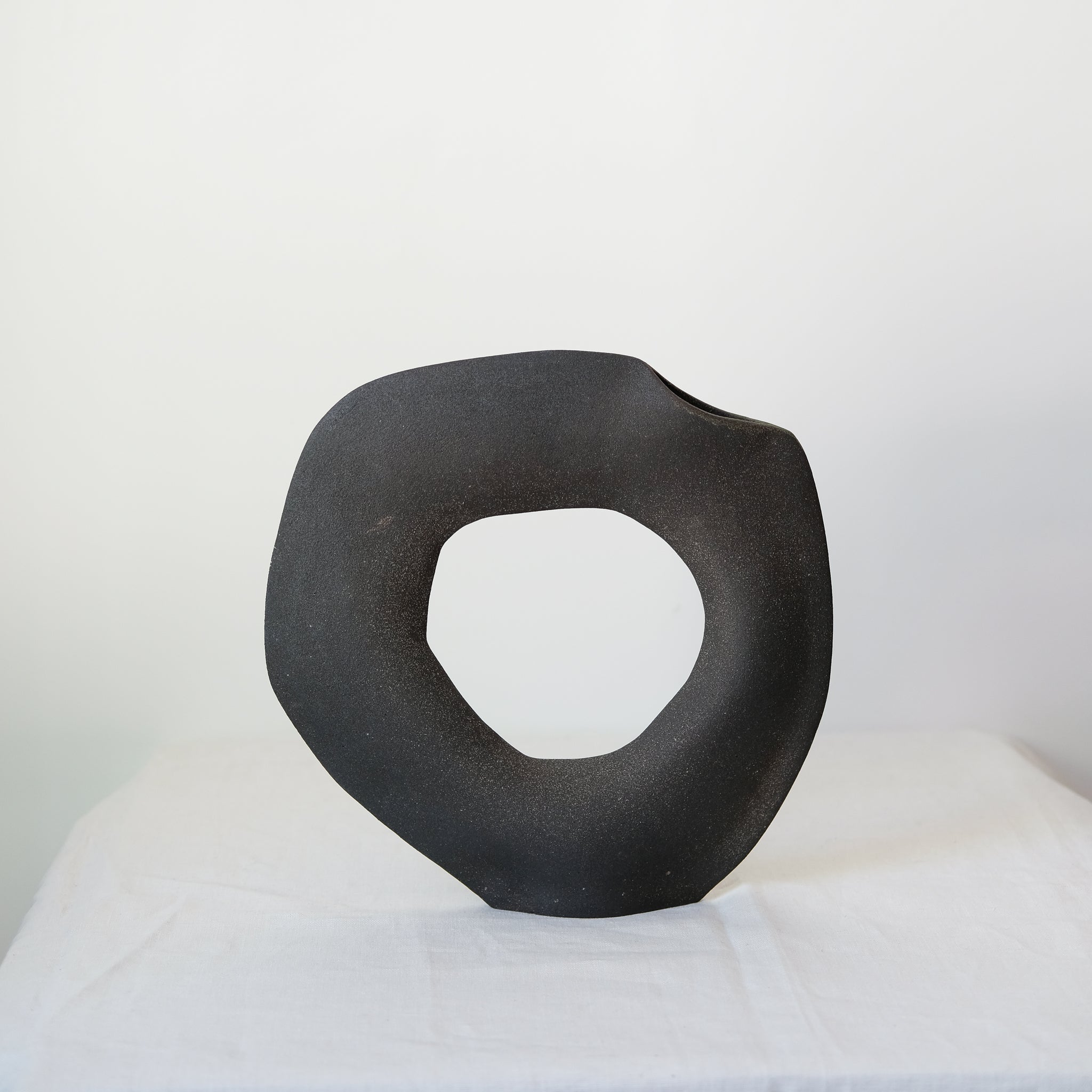 Vase "Tribu Big Libra" en grès noir de Léontine Furcy chez Brutal