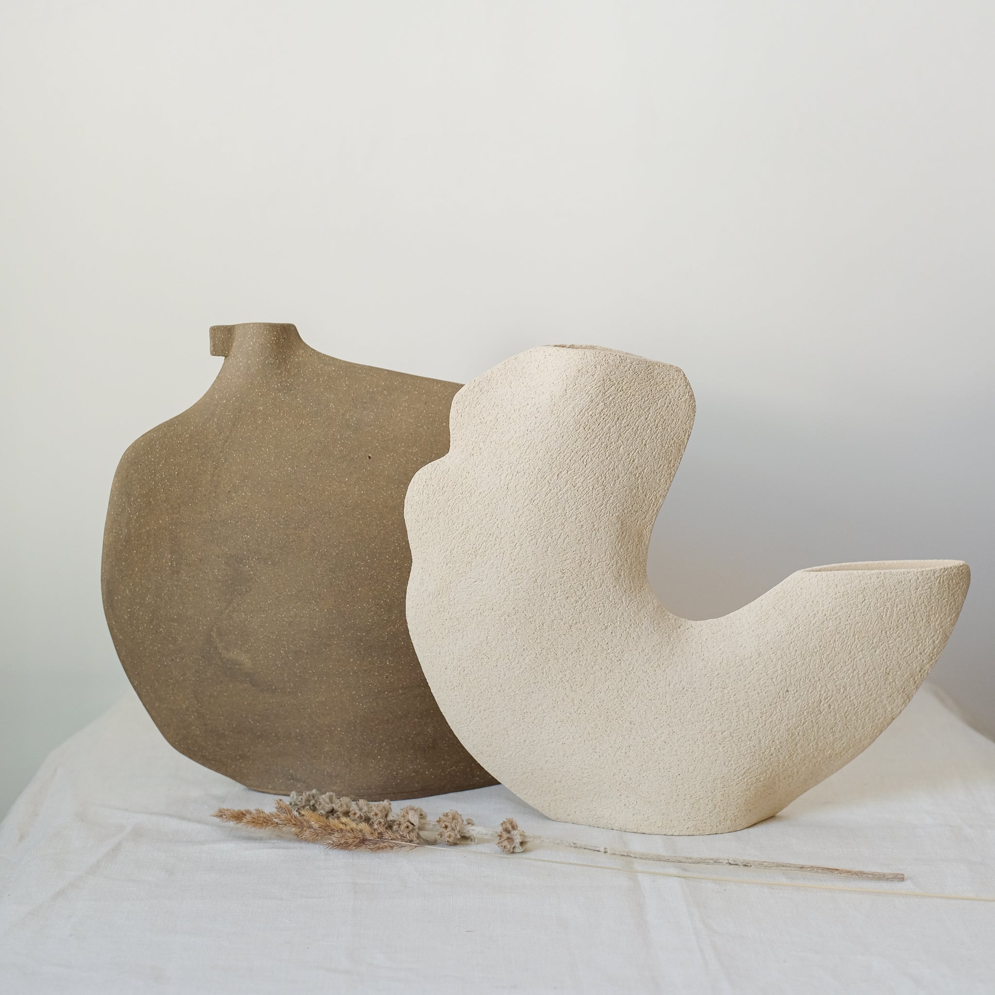Vase "Tribu Bird" en grès H 33cm marron de Léontine Furcy chez Brutal Ceramics