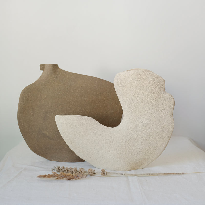 Vase "Tribu Bird" en grès H 33cm marron de Léontine Furcy chez Brutal Ceramics
