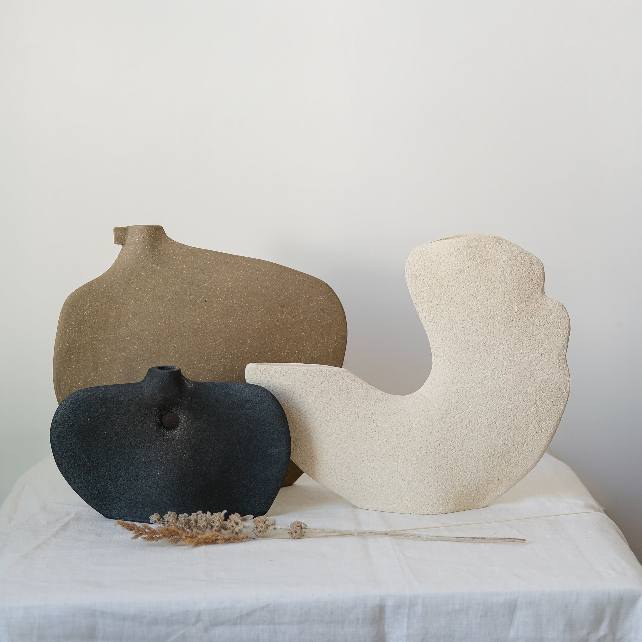Vase "Tribu Bird" en grès H 33cm marron de Léontine Furcy chez Brutal Ceramics