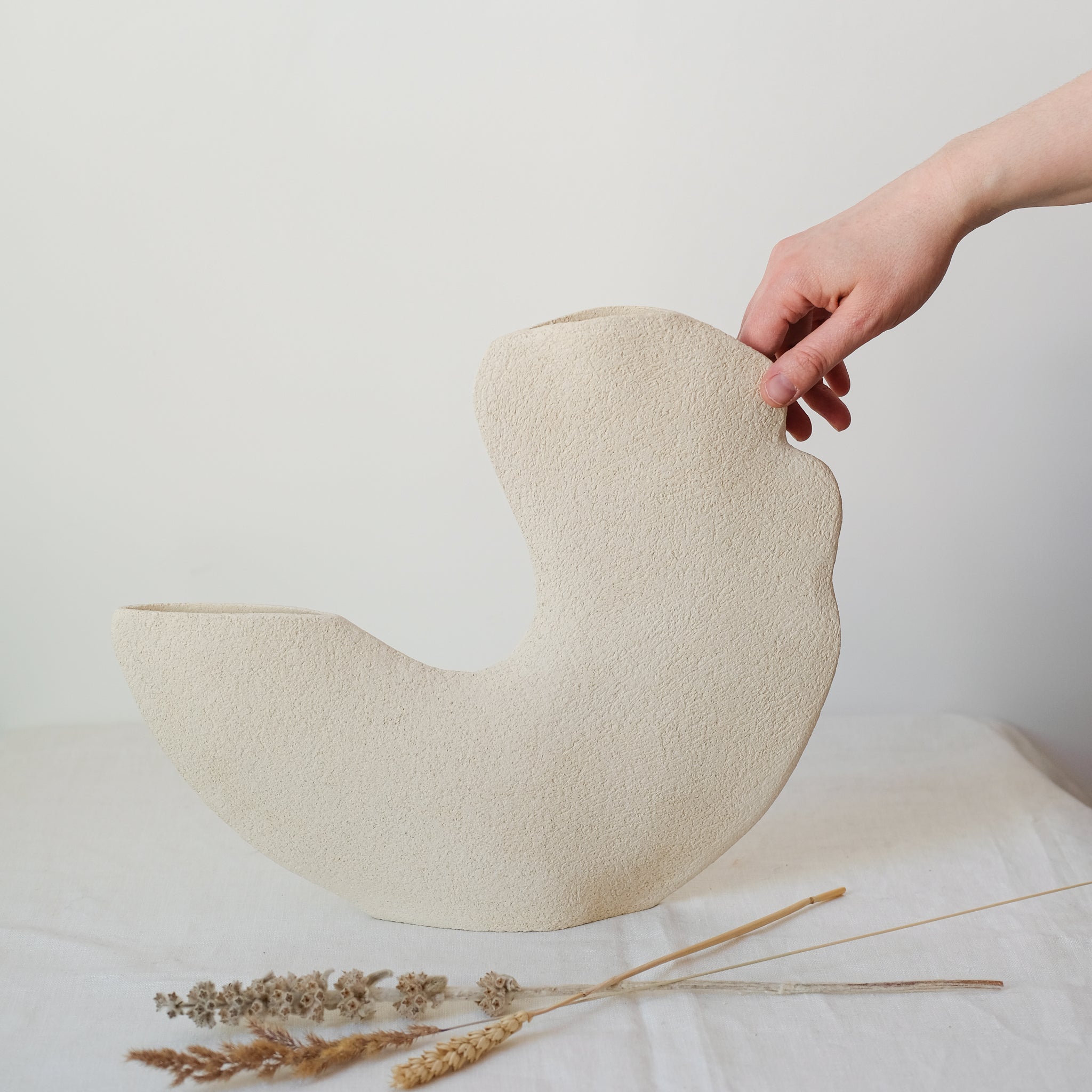 Vase "Tribu Coco" en grès blanc H 30cm de Léontine Furcy chez Brutal