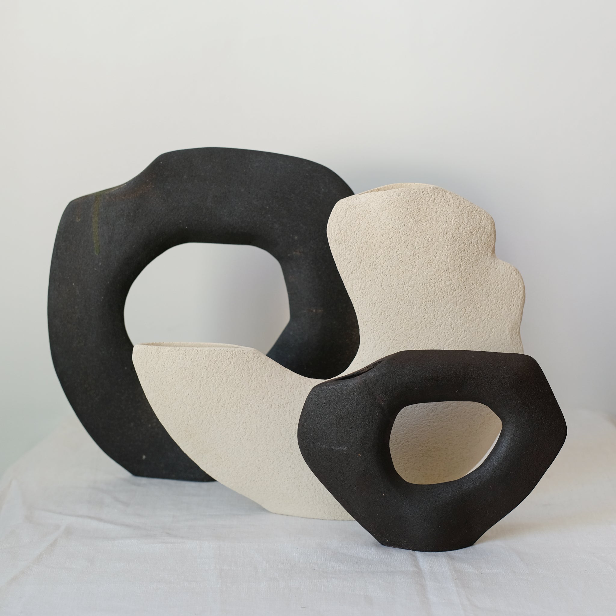 Vase "Tribu Libra" en grès noir H 17cm de Léontine Furcy chez Brutal