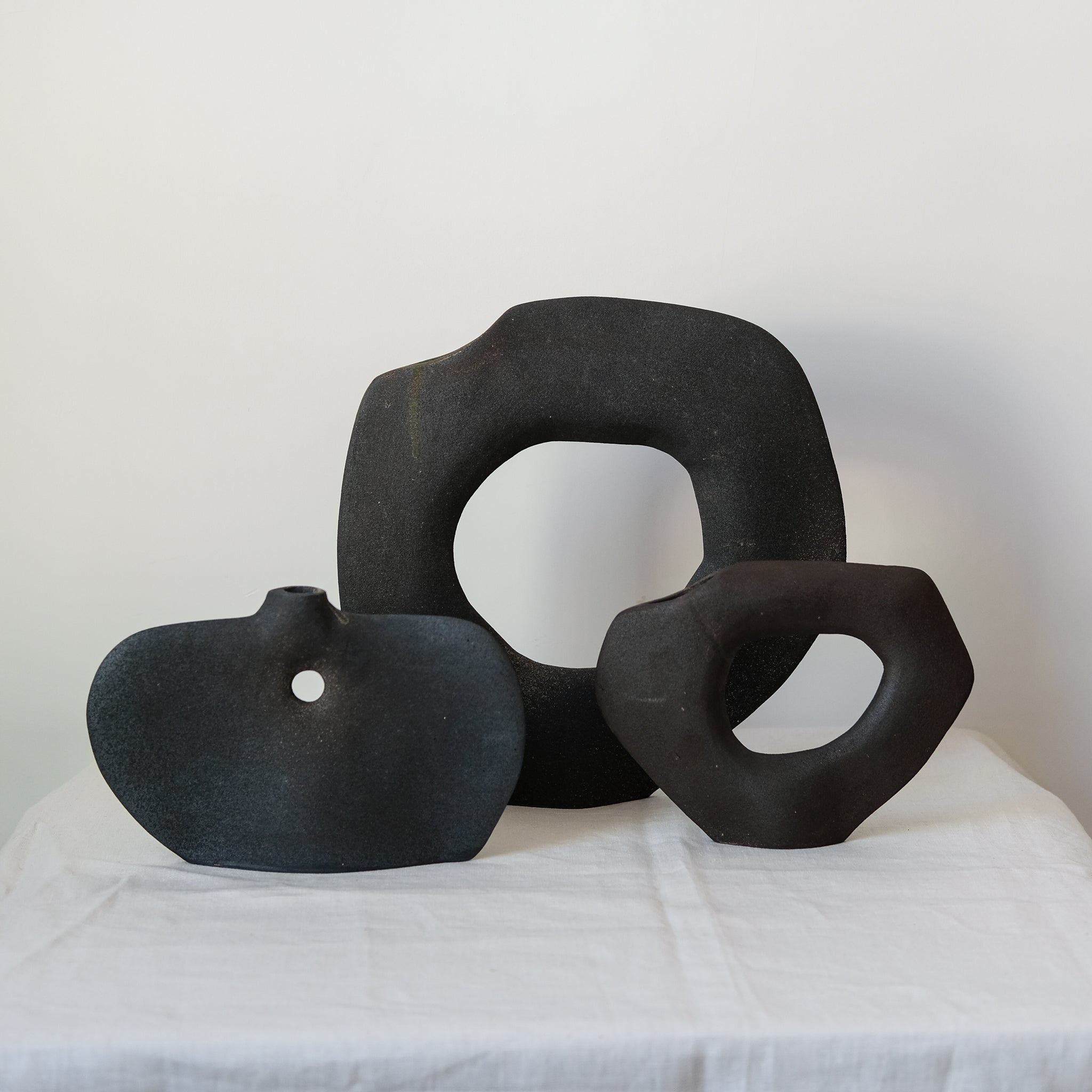 Vase "Tribu Bird" en grès H 17cm noir de Léontine Furcy chez Brutal