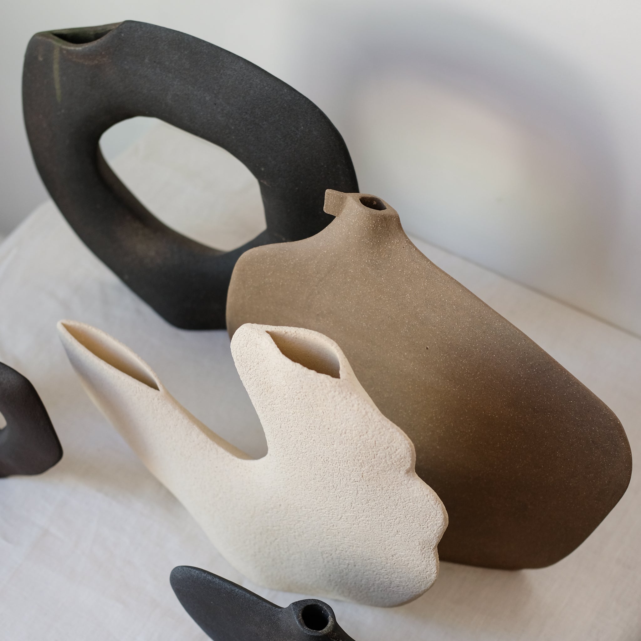 Vase "Tribu Coco" en grès blanc H 30cm de Léontine Furcy chez Brutal