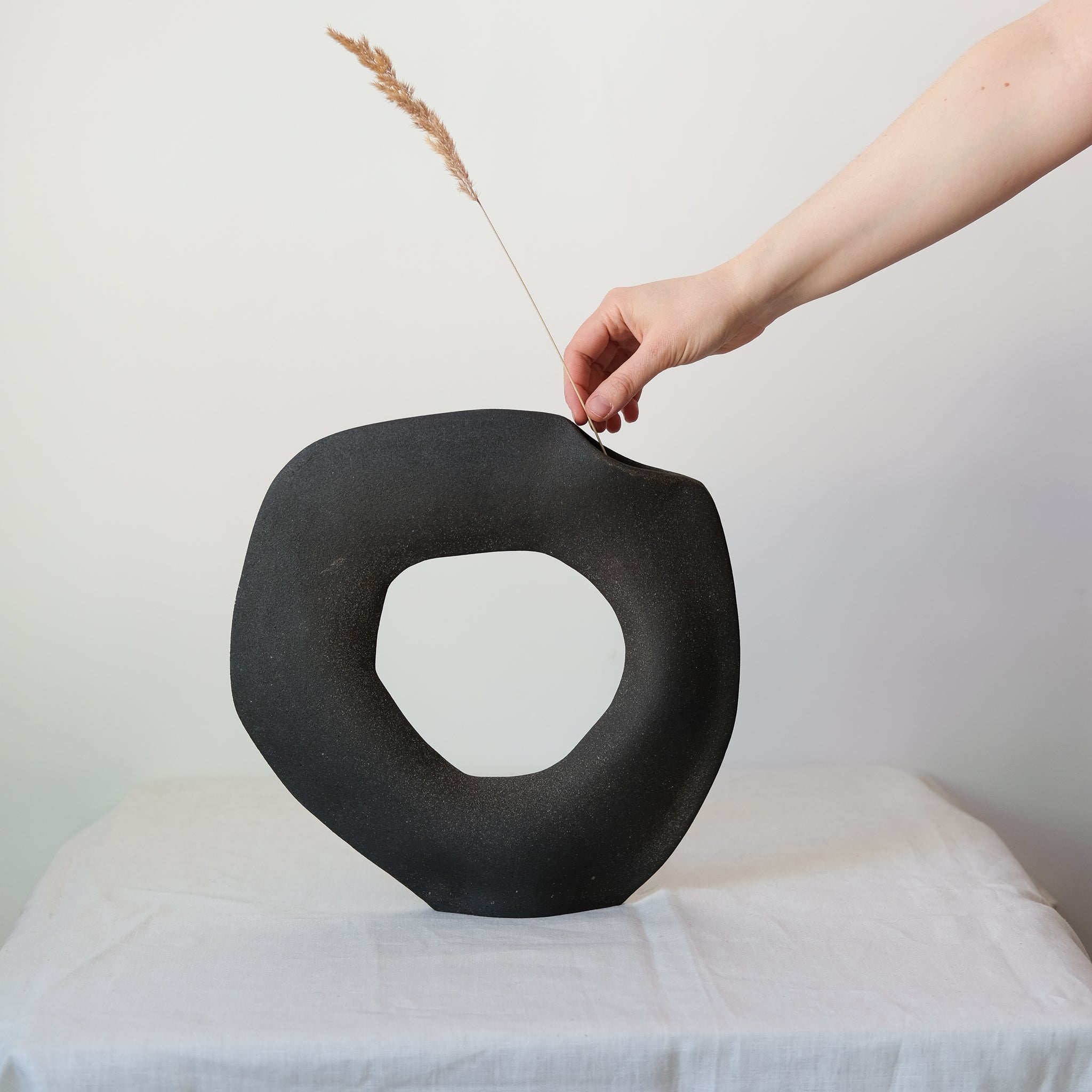 Vase "Tribu Big Libra" en grès noir de Léontine Furcy chez Brutal
