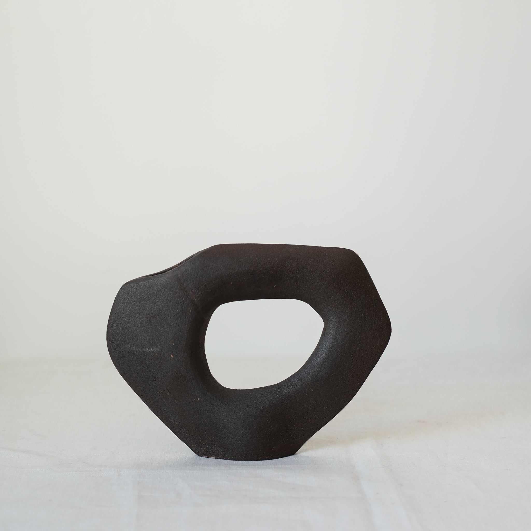 Vase "Tribu Libra" en grès noir H 17cm de Léontine Furcy chez Brutal