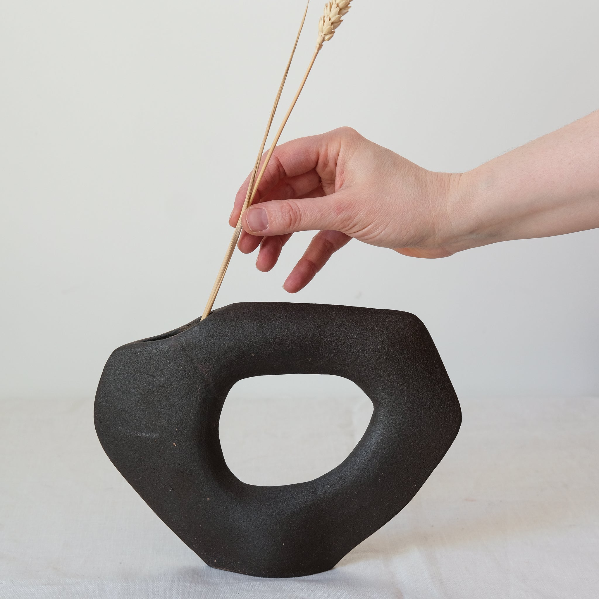 Vase "Tribu Libra" en grès noir H 17cm de Léontine Furcy chez Brutal
