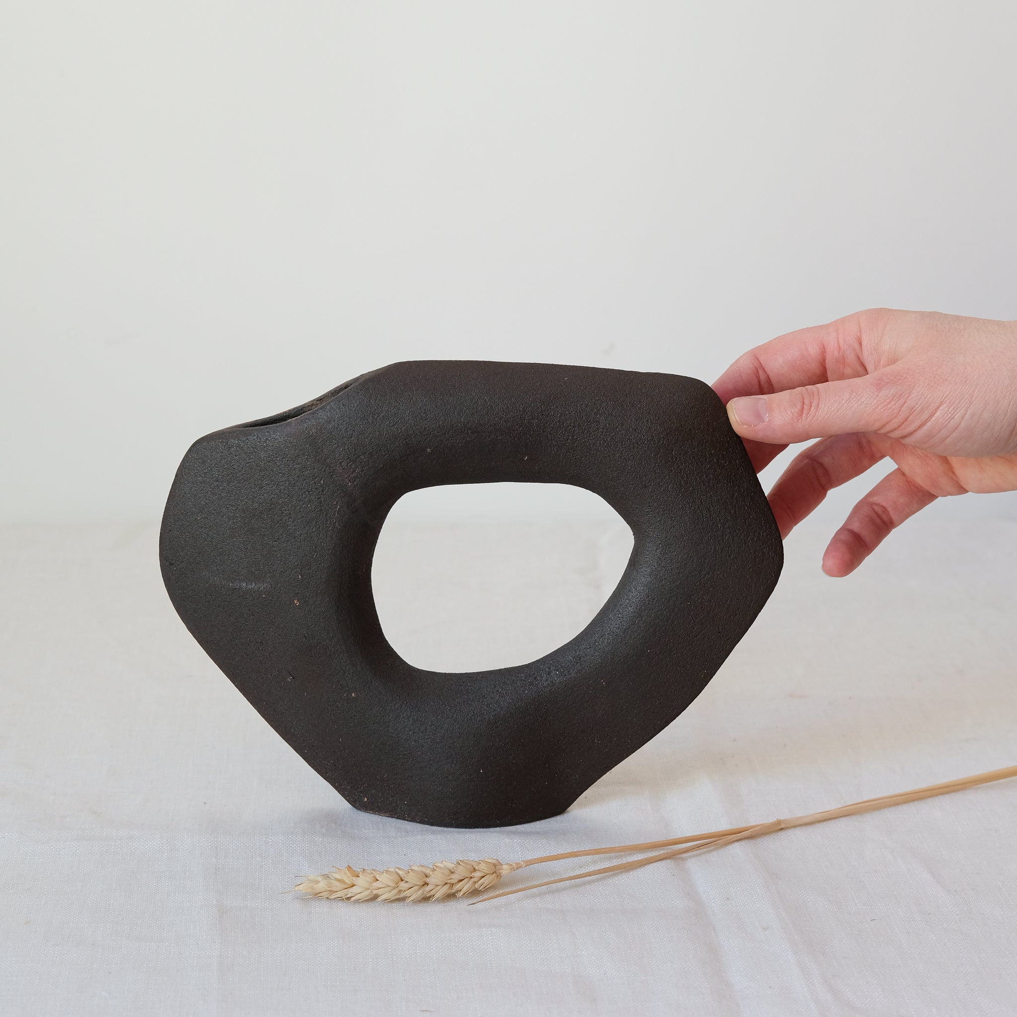 Vase "Tribu Libra" en grès noir H 17cm de Léontine Furcy chez Brutal