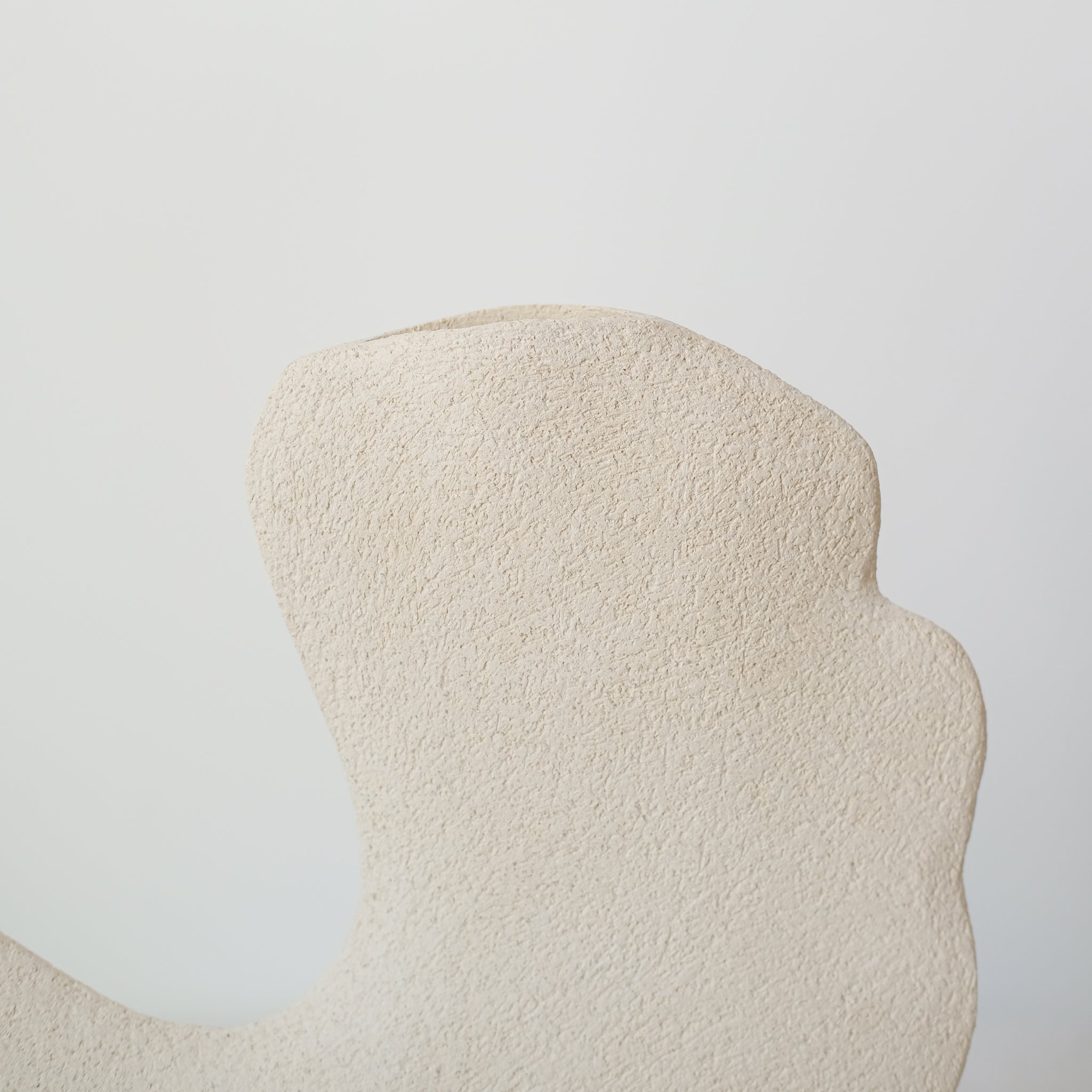 Vase "Tribu Coco" en grès blanc H 30cm de Léontine Furcy chez Brutal
