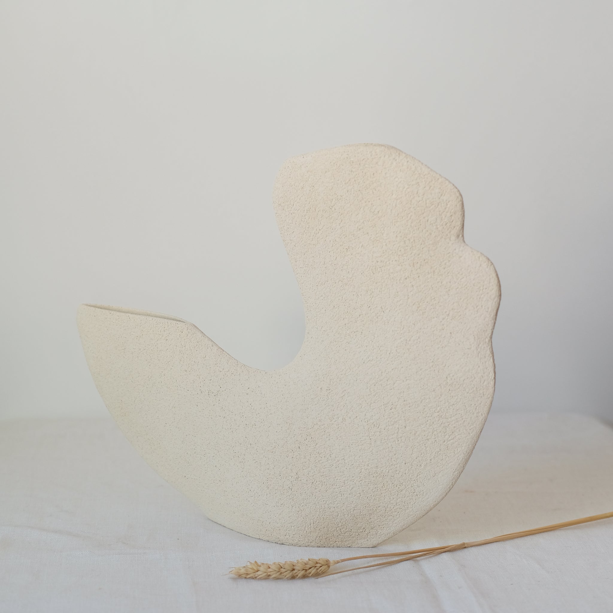 Vase "Tribu Coco" en grès blanc H 30cm de Léontine Furcy chez Brutal