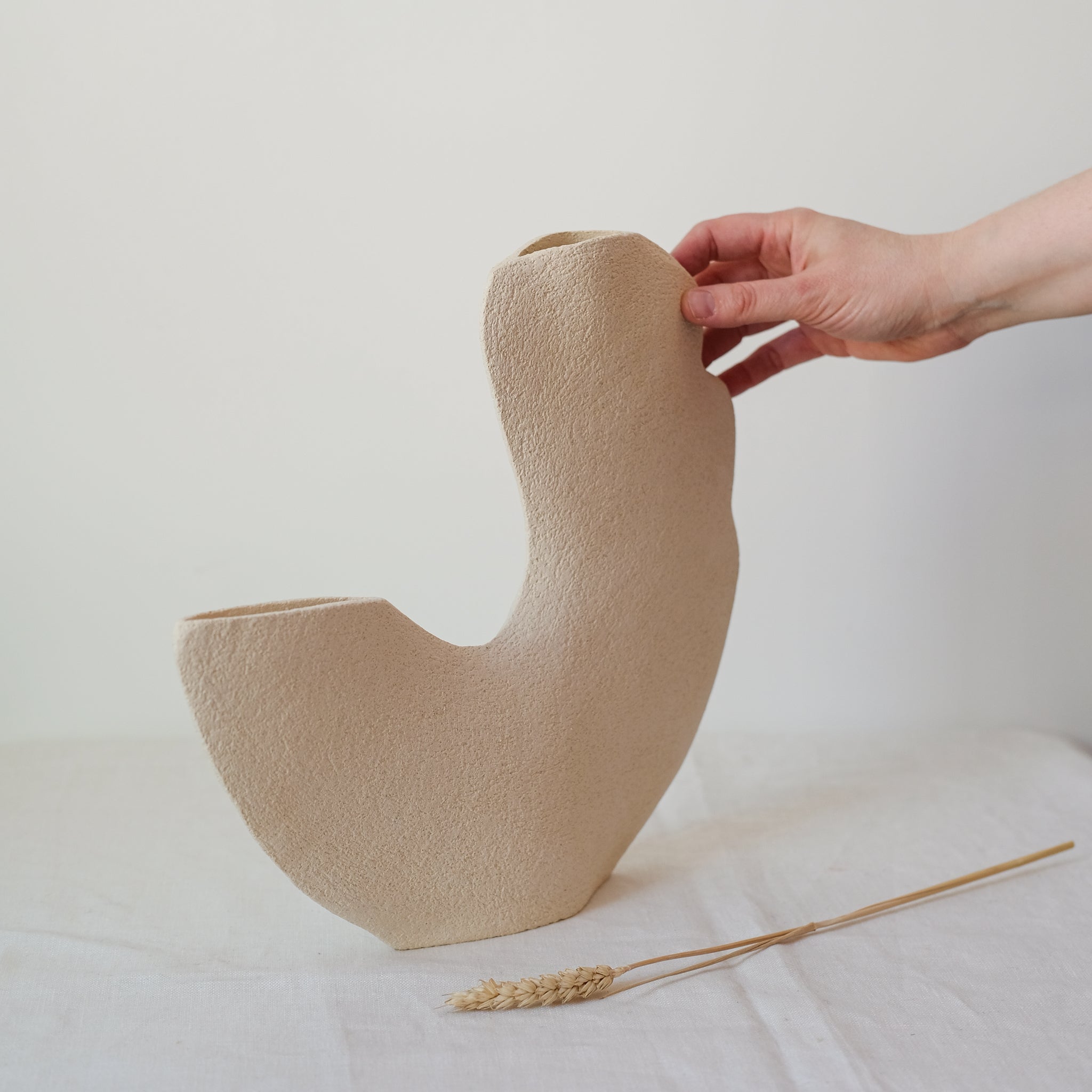 Vase "Tribu Coco" en grès blanc H 30cm de Léontine Furcy chez Brutal