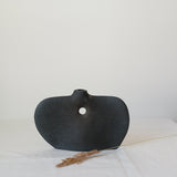 Vase "Tribu Bird" en grès H 17cm noir de Léontine Furcy chez Brutal