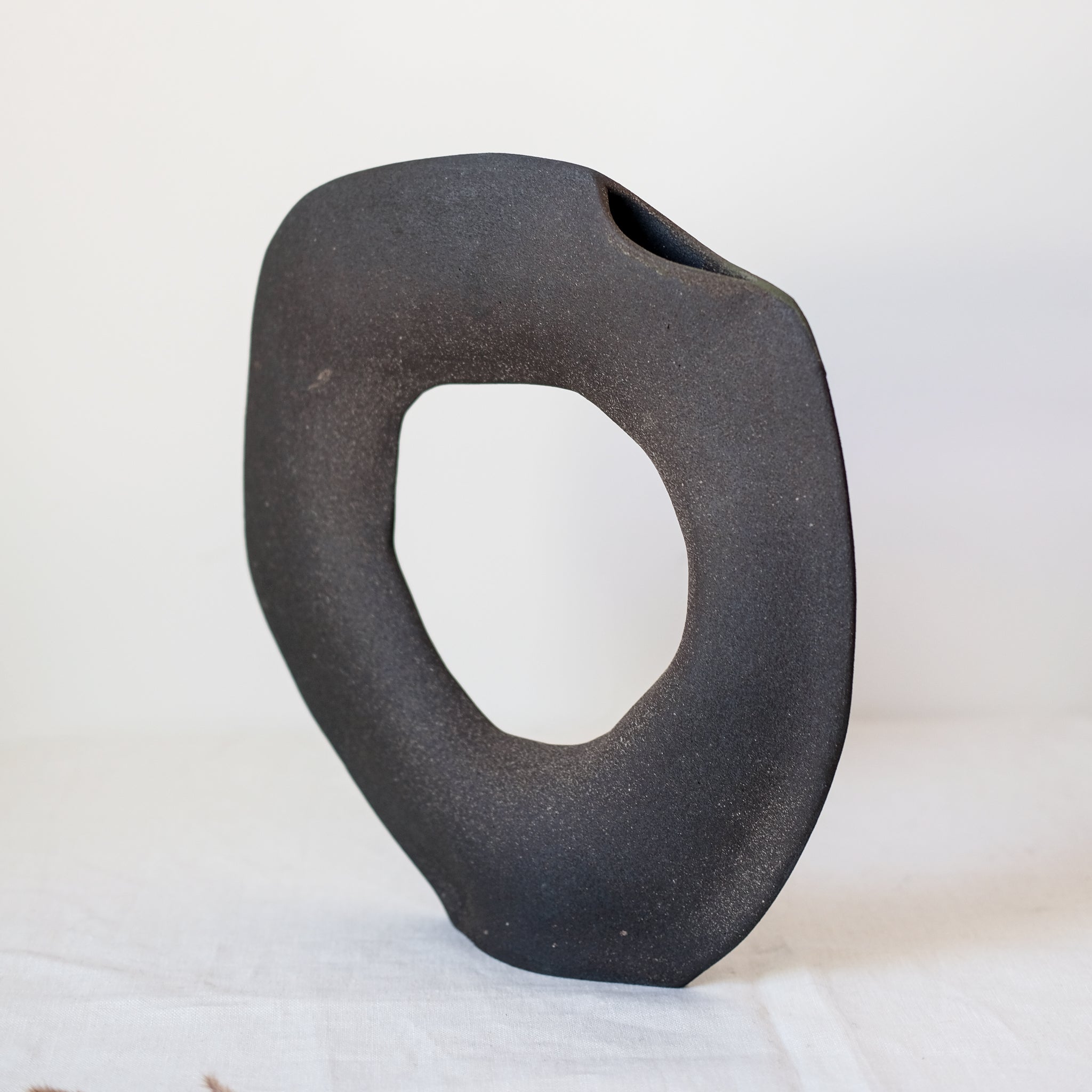 Vase "Tribu Big Libra" en grès noir de Léontine Furcy chez Brutal