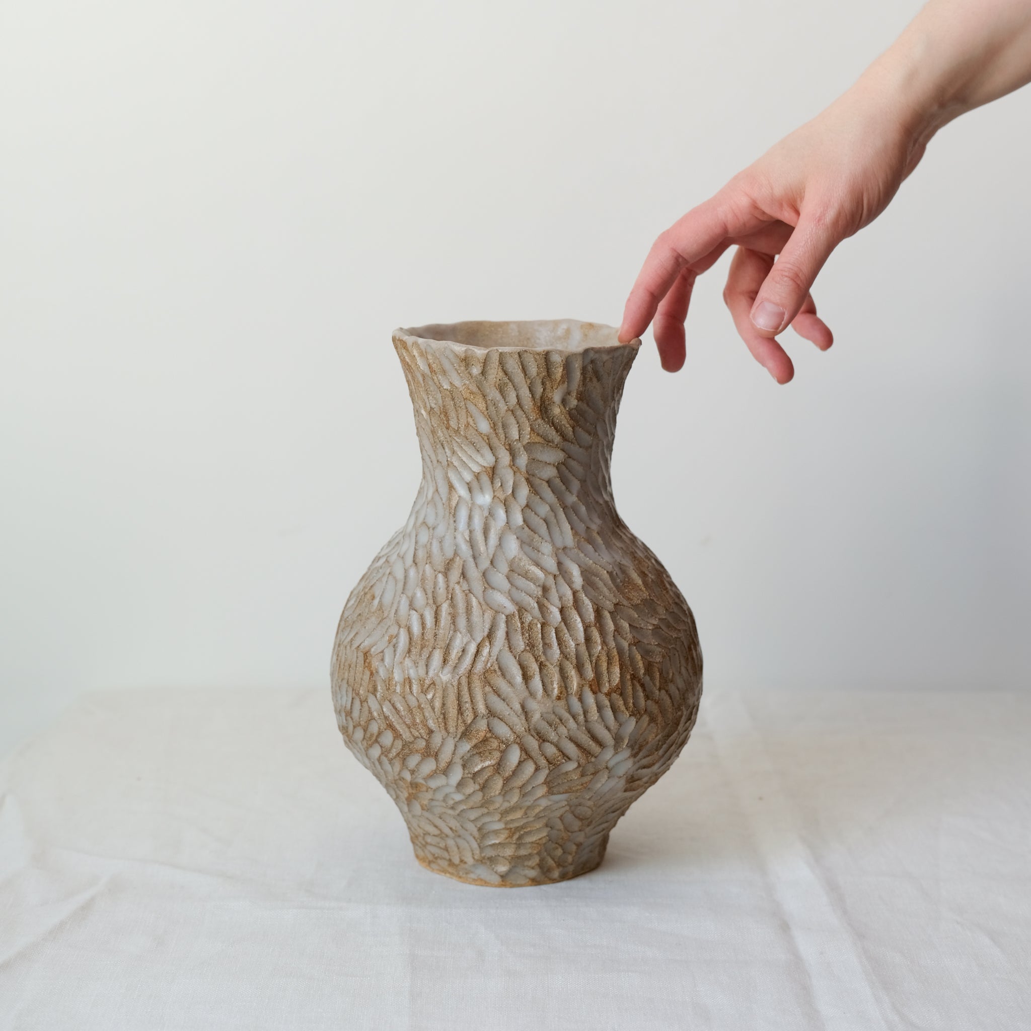 Vase en grès roux "l'attente' réalisé par Lucile Boudier chez Brutal Ceramics