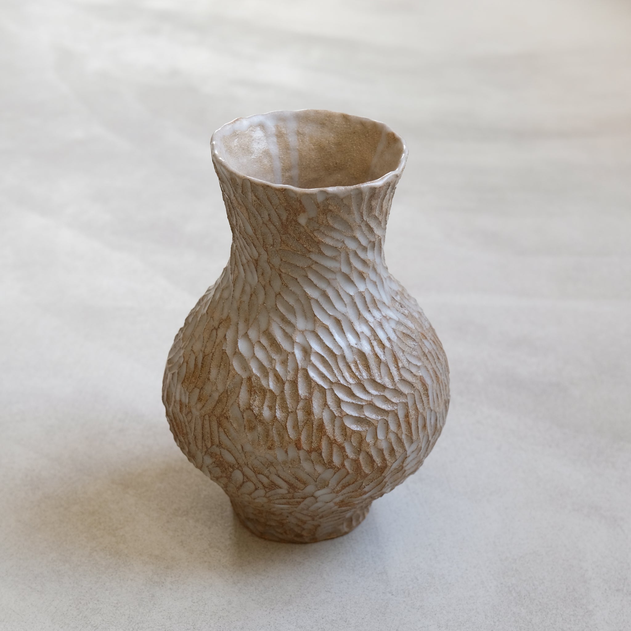 Vase en grès roux "l'attente' réalisé par Lucile Boudier chez Brutal Ceramics