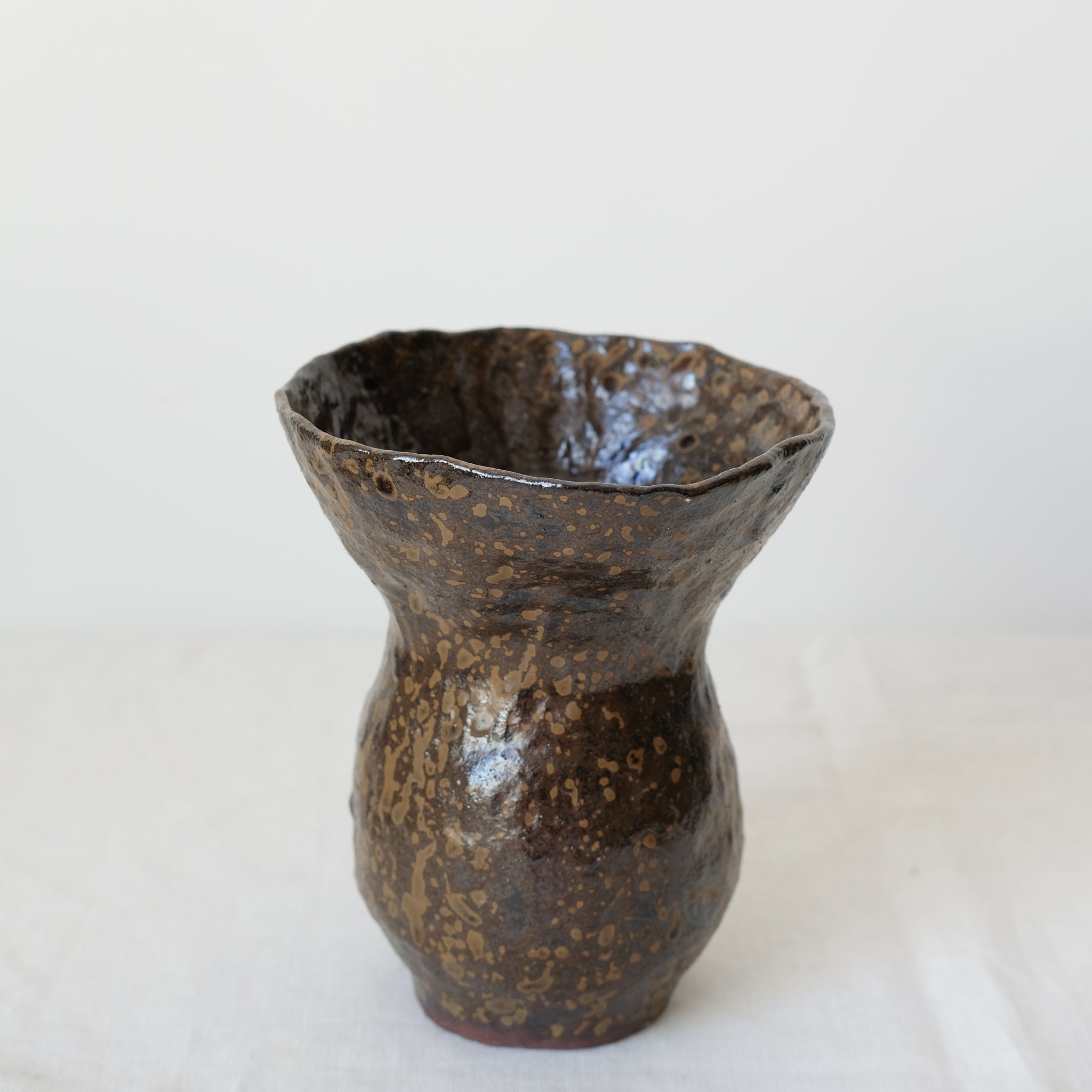 Vase en grès rouge "Volcanique" réalisé par Lucile Boudier chez Brutal 