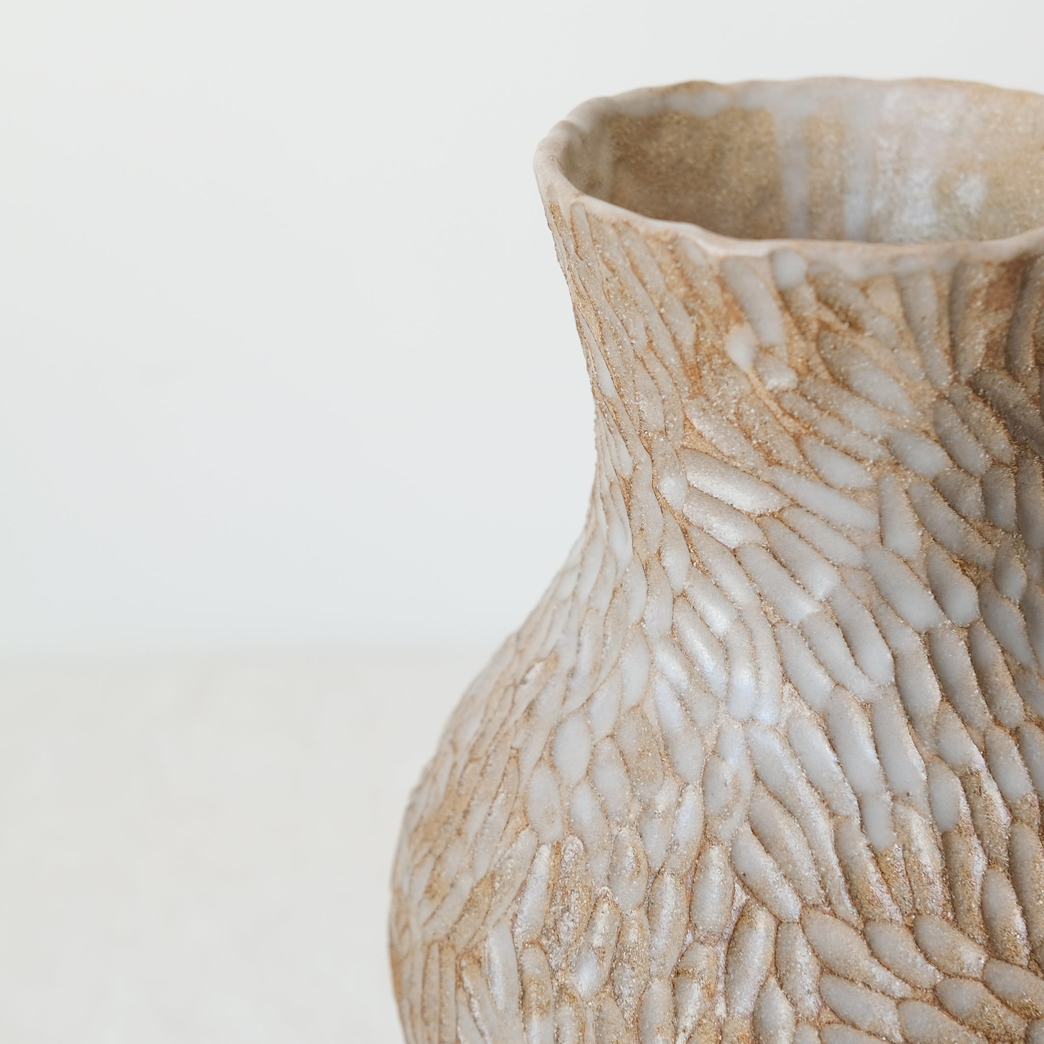 Vase en grès roux "l'attente' réalisé par Lucile Boudier chez Brutal Ceramics