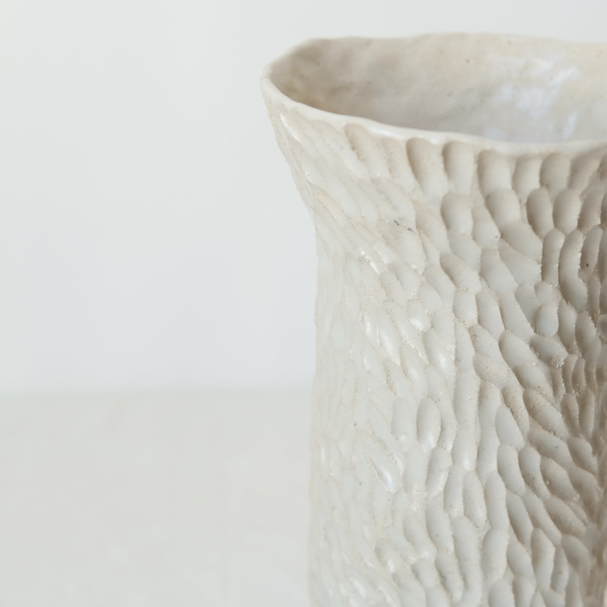 Vase en grès blanc "Dansante" réalisé par Lucile Boudier chez Brutal 