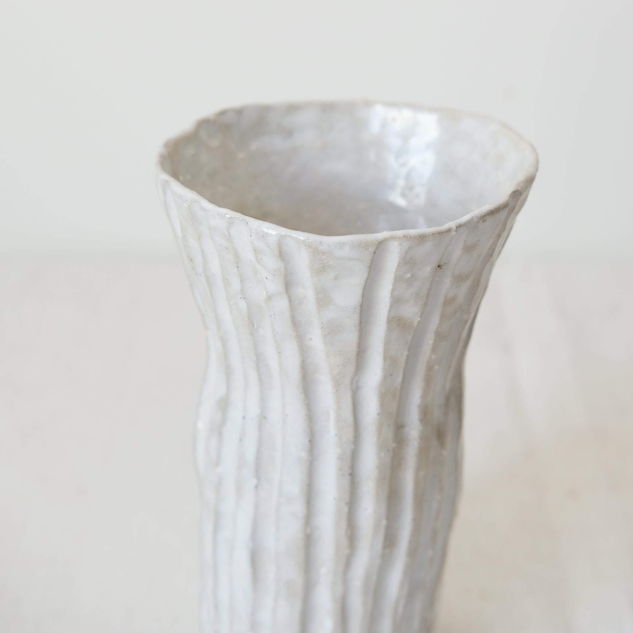Vase en grès blanc "Ivoire" réalisé par Lucile Boudier chez Brutal 