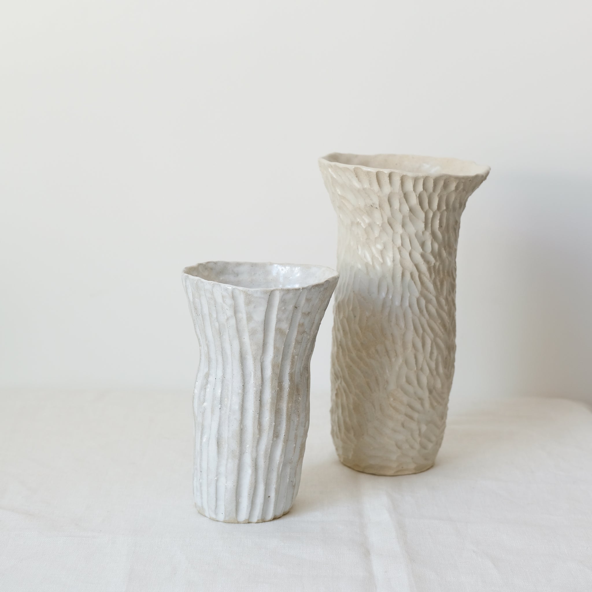 Vase en grès blanc "Dansante" réalisé par Lucile Boudier chez Brutal 