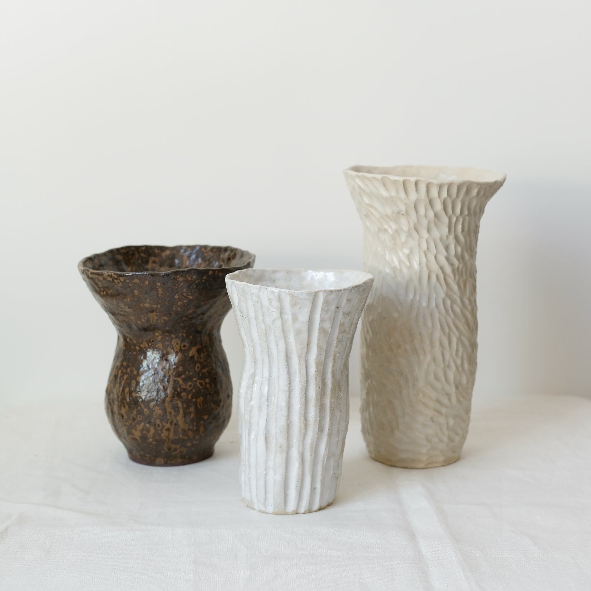 Vase en grès rouge "Volcanique" réalisé par Lucile Boudier chez Brutal 