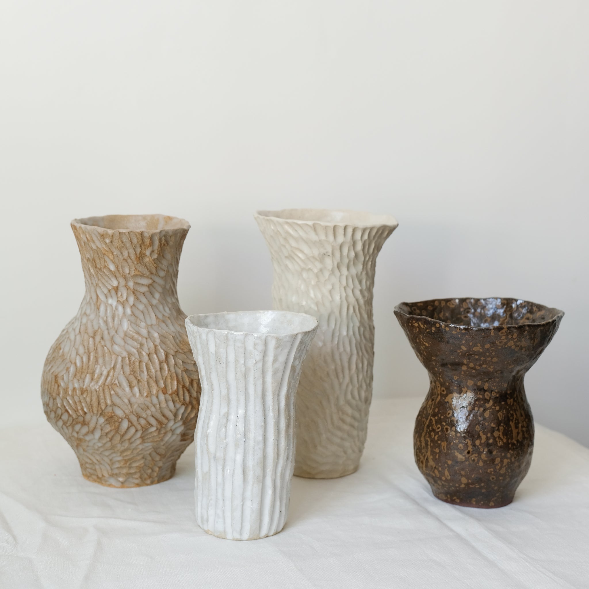 Vase en grès rouge "Volcanique" réalisé par Lucile Boudier chez Brutal 