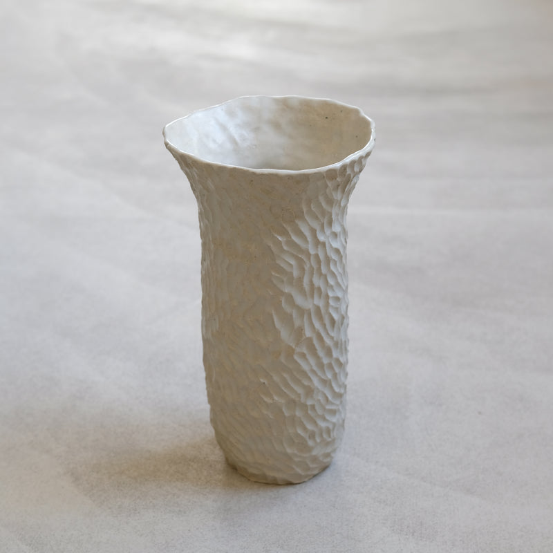 Vase en grès blanc "Dansante" réalisé par Lucile Boudier chez Brutal 