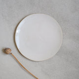 Assiette en grès blanc brillant par Marguicha chez Brutal Ceramics