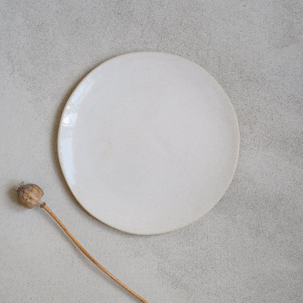 Assiette en grès blanc brillant par Marguicha chez Brutal Ceramics