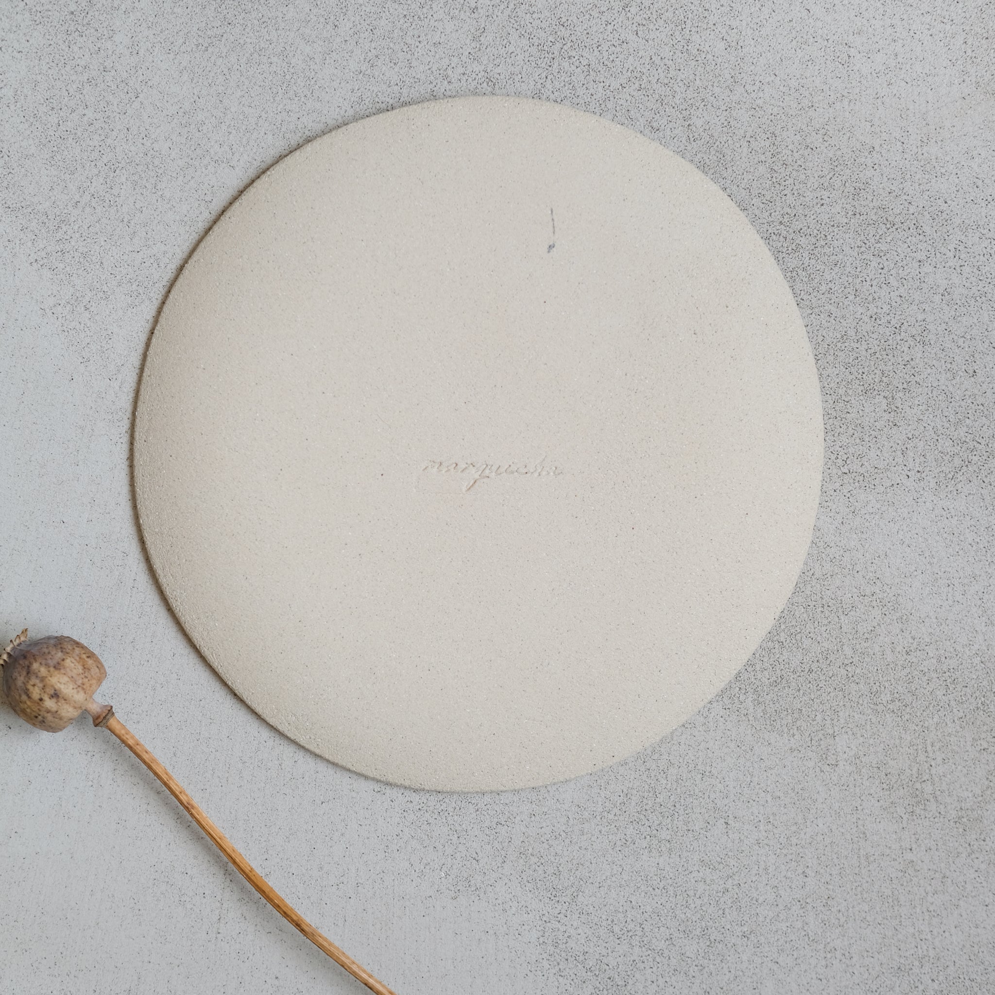 Assiette en grès blanc brillant par Marguicha chez Brutal Ceramics