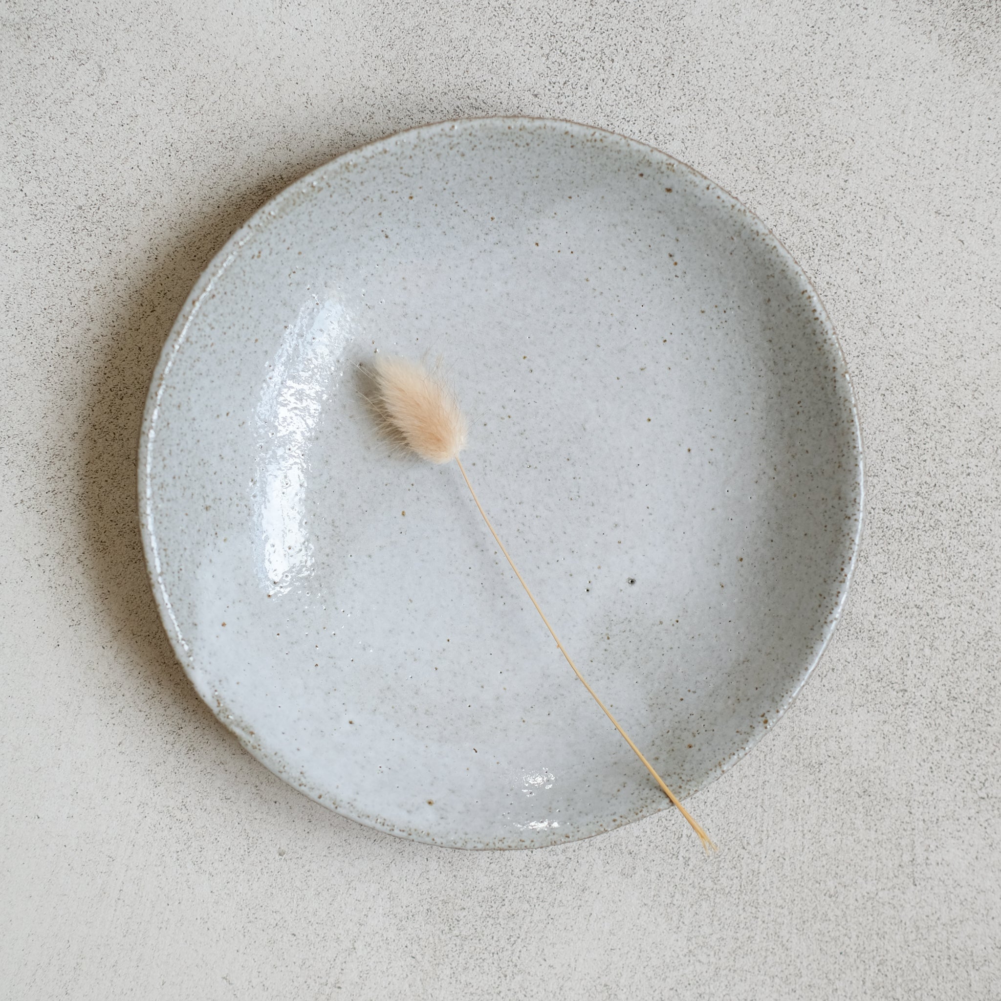 Assiette creuse en grès rouge par Marguicha chez Brutal Ceramics