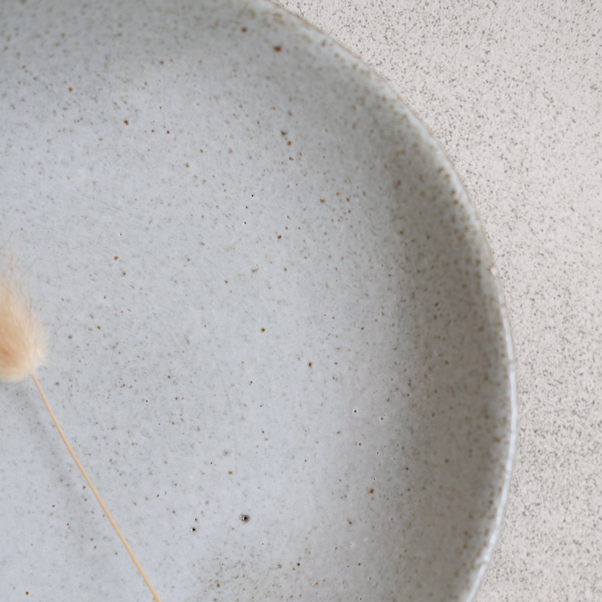 Assiette creuse en grès rouge par Marguicha chez Brutal Ceramics