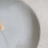 Assiette creuse en grès rouge par Marguicha chez Brutal Ceramics
