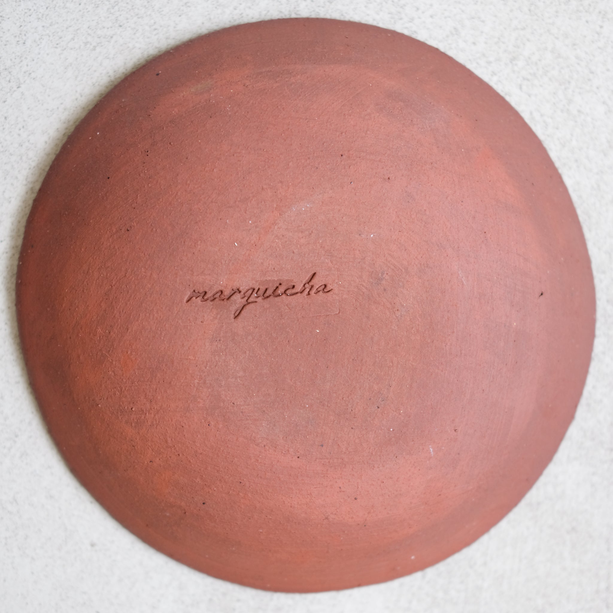 Assiette creuse en grès rouge par Marguicha chez Brutal Ceramics
