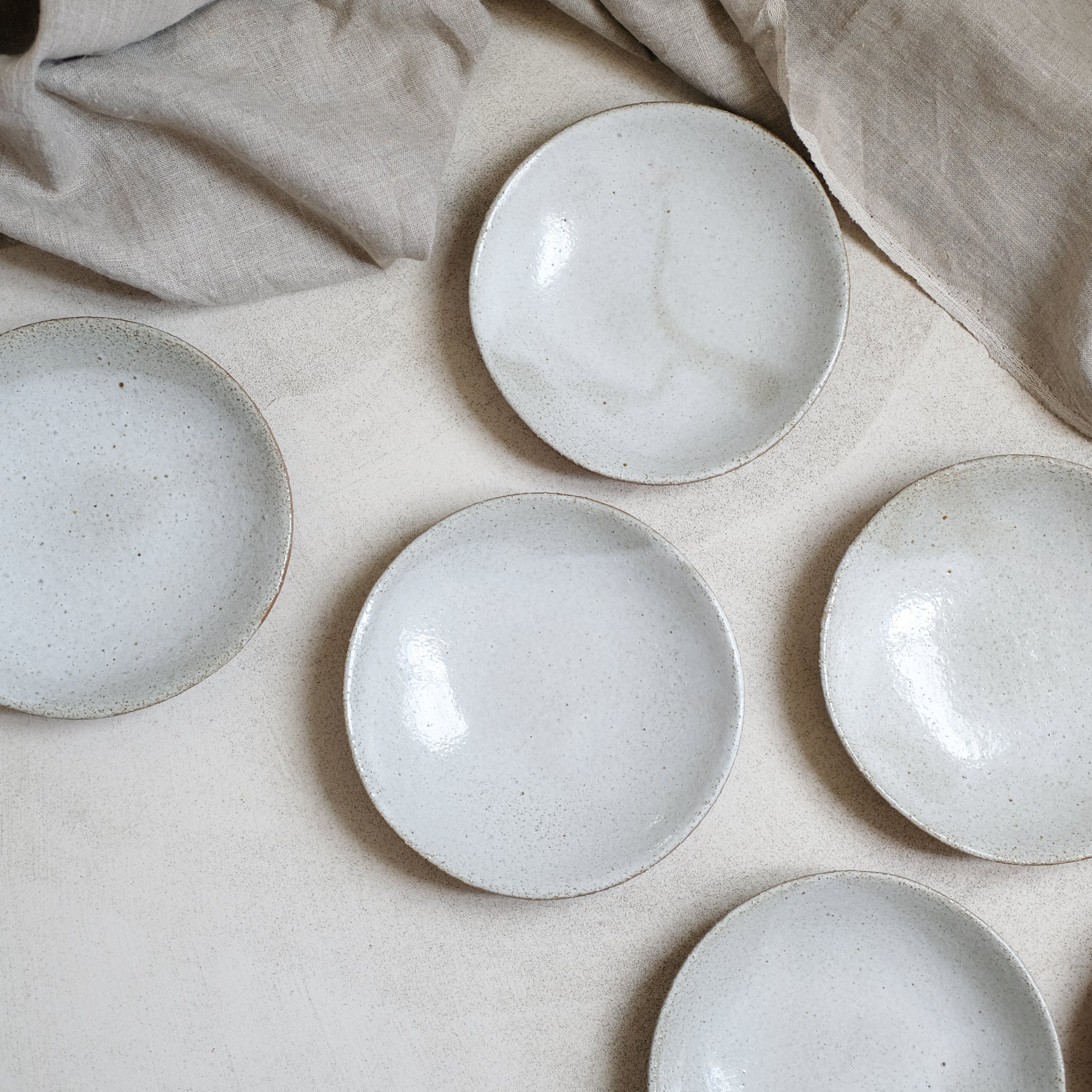 Assiette creuse en grès rouge par Marguicha chez Brutal Ceramics