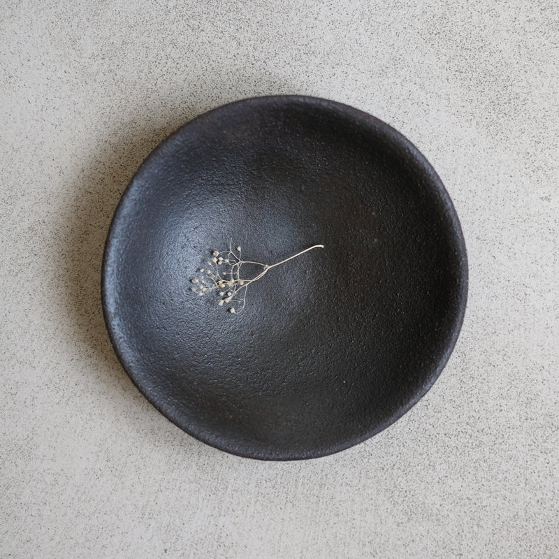 Coupelle en grès noir chamotté par Marguicha chez Brutal Ceramics