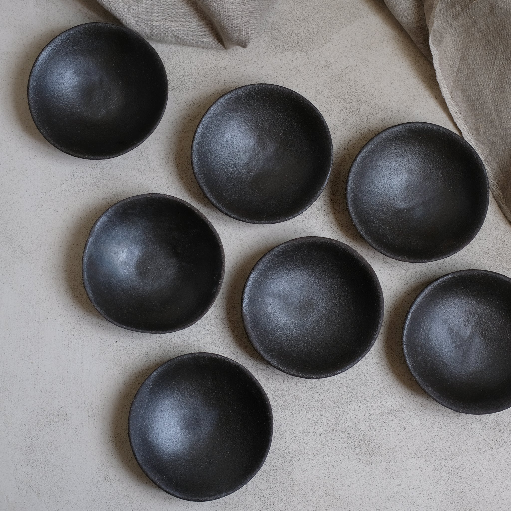 Coupelle en grès noir chamotté par Marguicha chez Brutal Ceramics