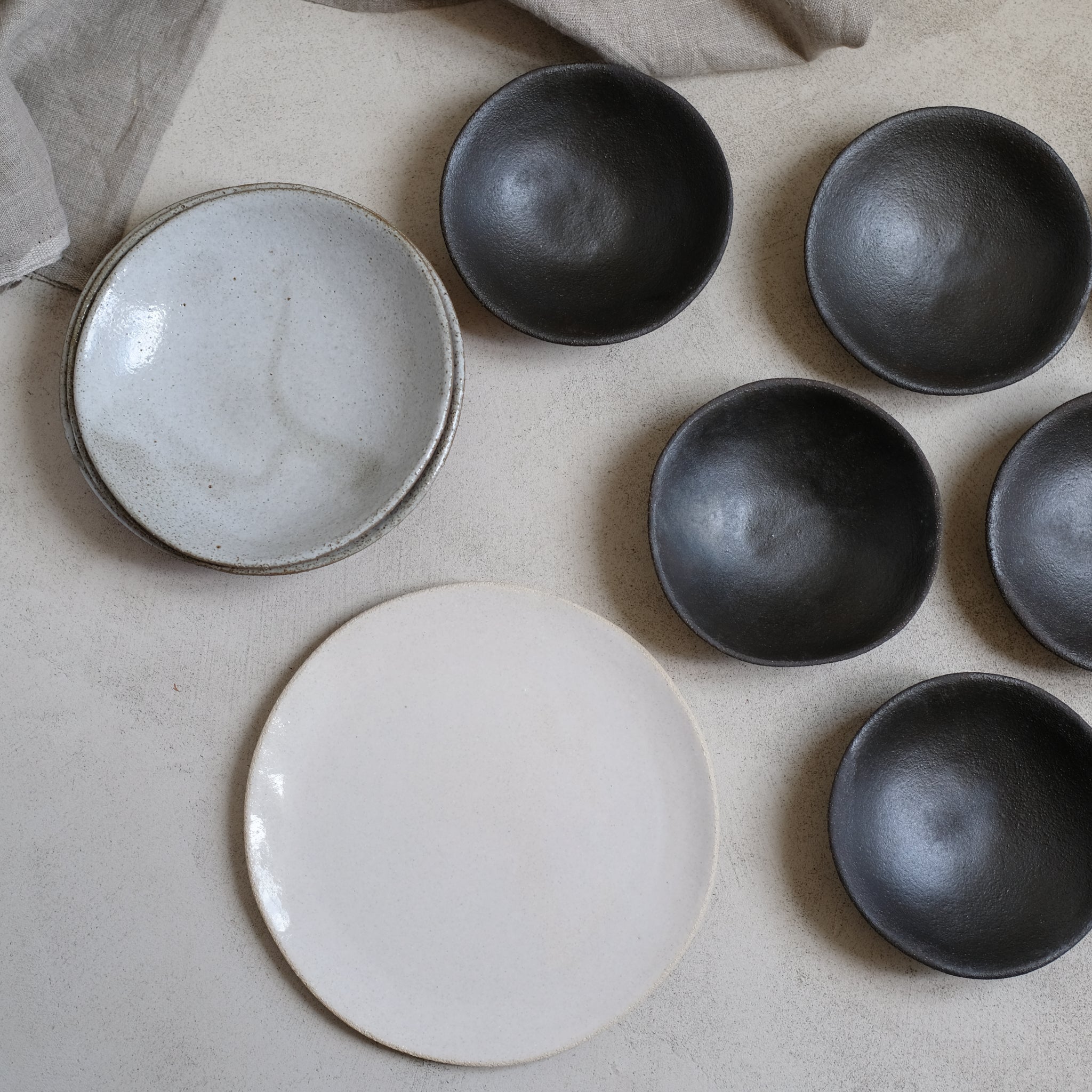 Assiette en grès blanc brillant par Marguicha chez Brutal Ceramics
