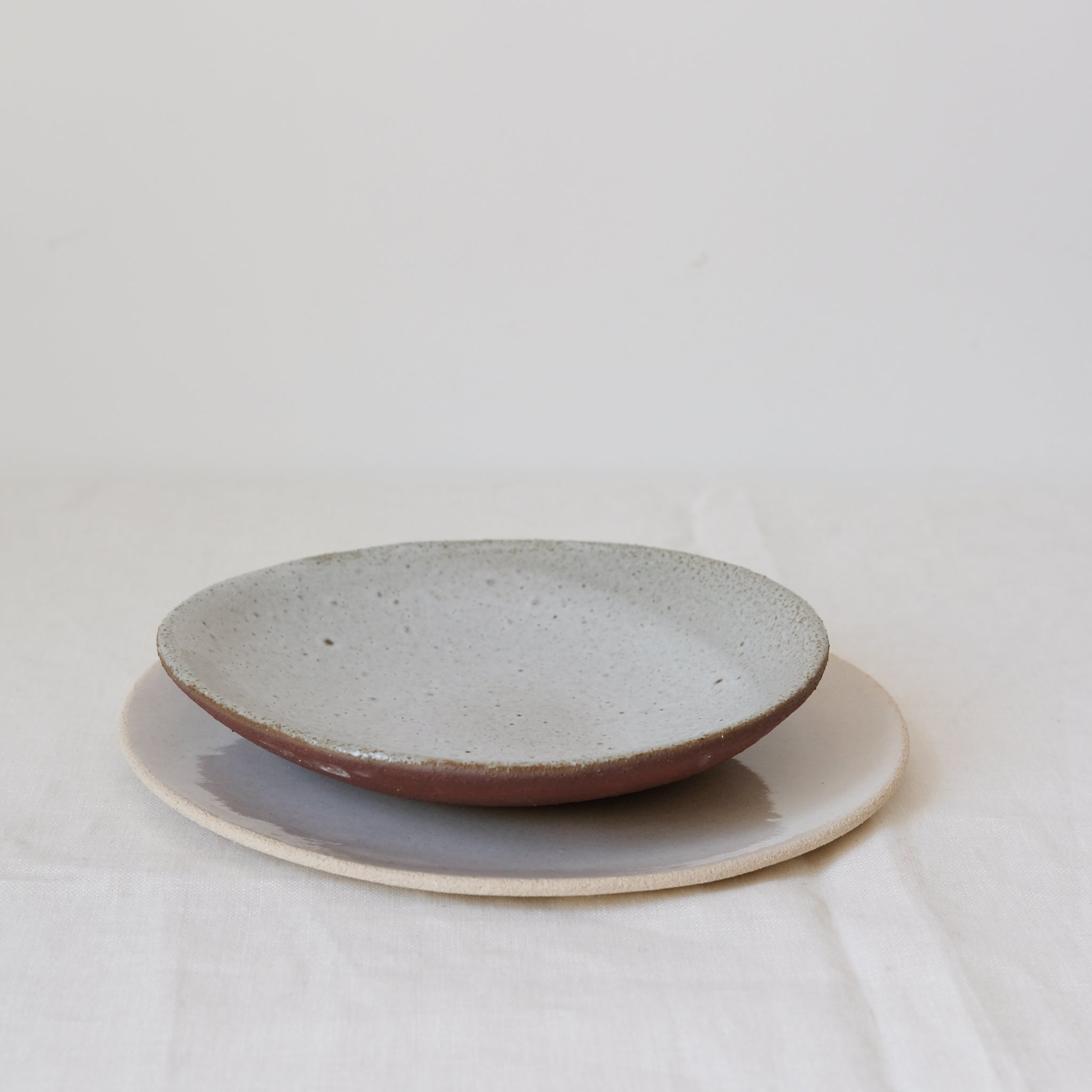 Assiette en grès blanc brillant par Marguicha chez Brutal Ceramics
