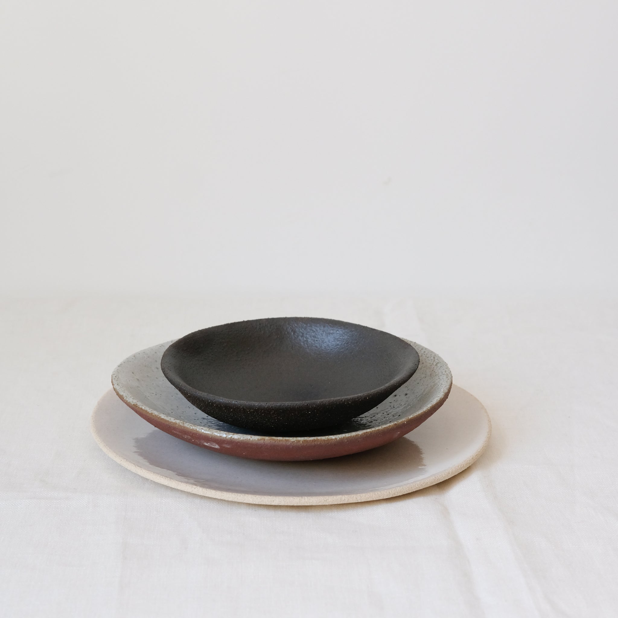 Assiette en grès blanc brillant par Marguicha chez Brutal Ceramics