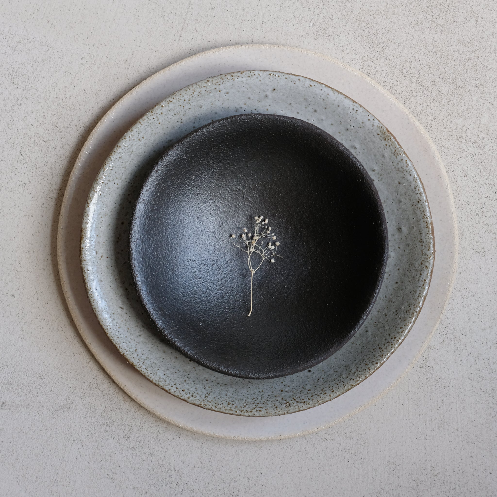 Assiette creuse en grès rouge par Marguicha chez Brutal Ceramics