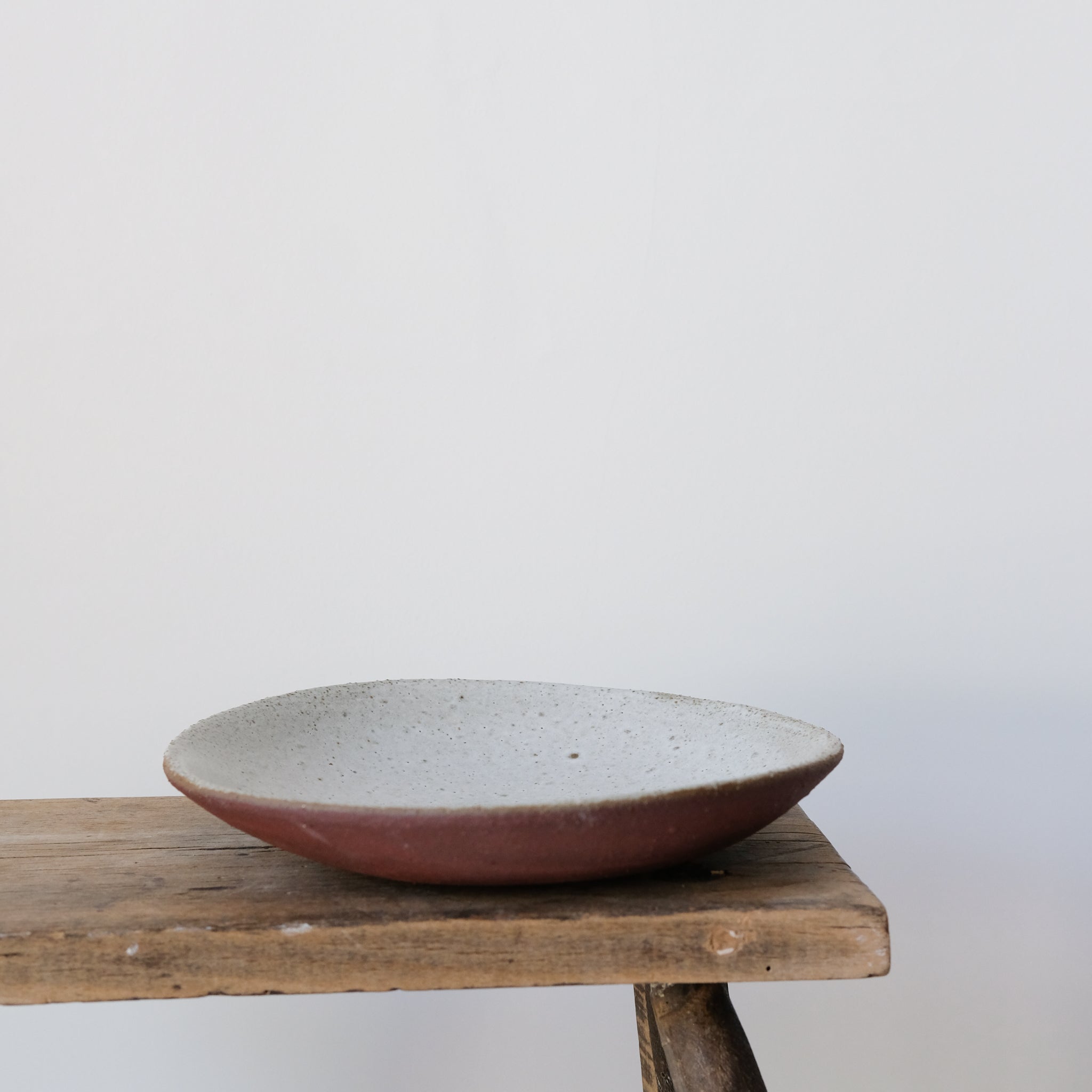Assiette creuse en grès rouge par Marguicha chez Brutal Ceramics