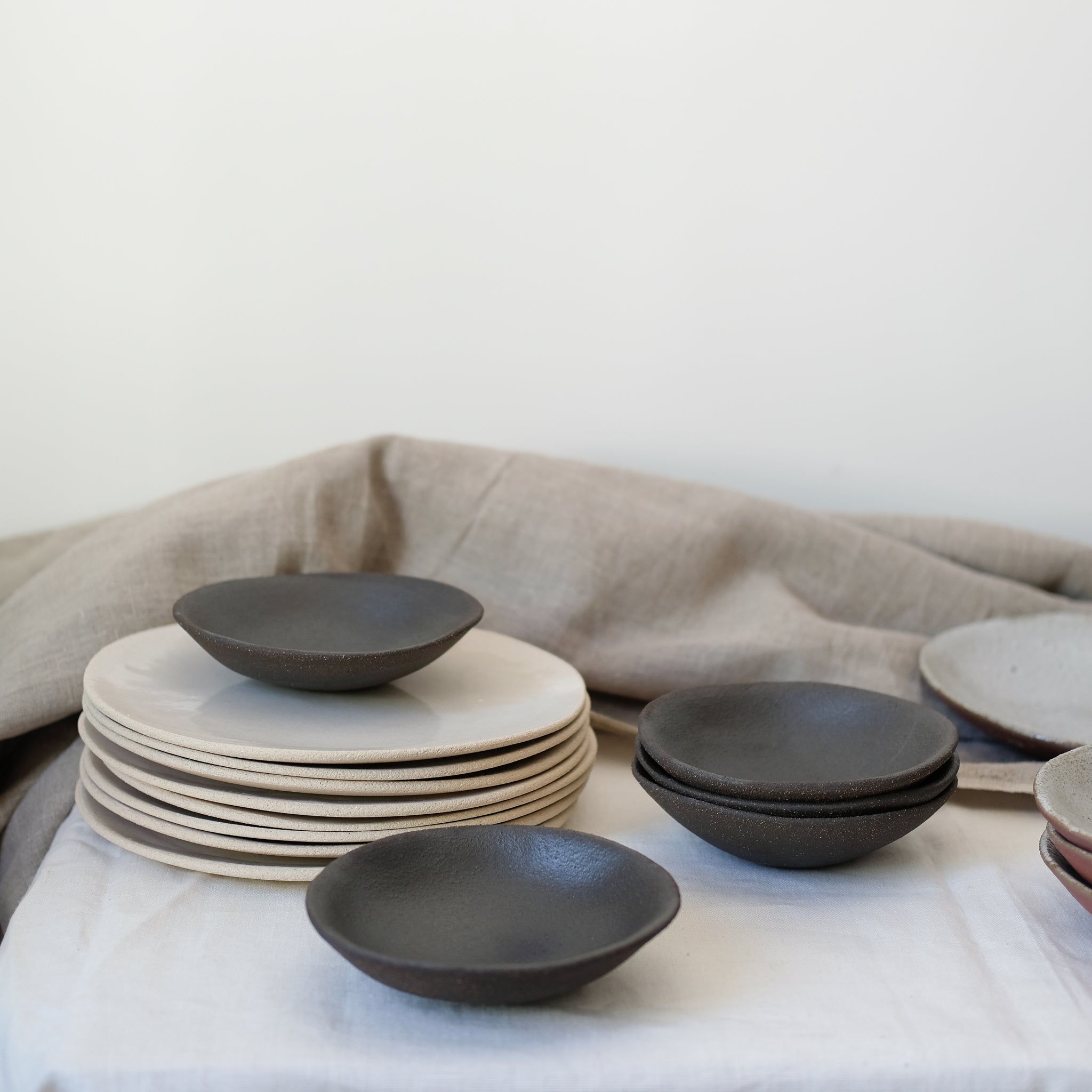 Assiette en grès blanc brillant par Marguicha chez Brutal Ceramics