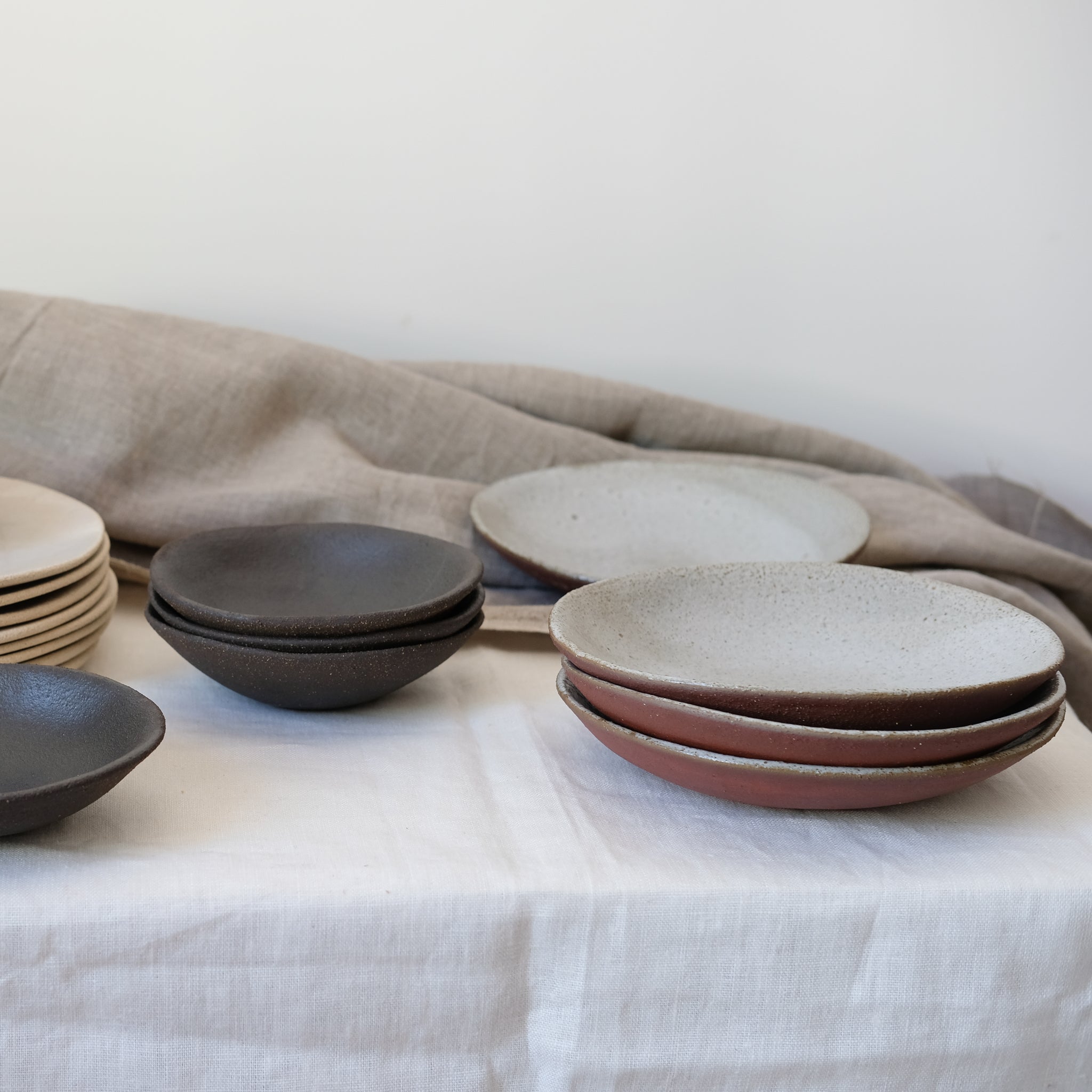 Assiette creuse en grès rouge par Marguicha chez Brutal Ceramics