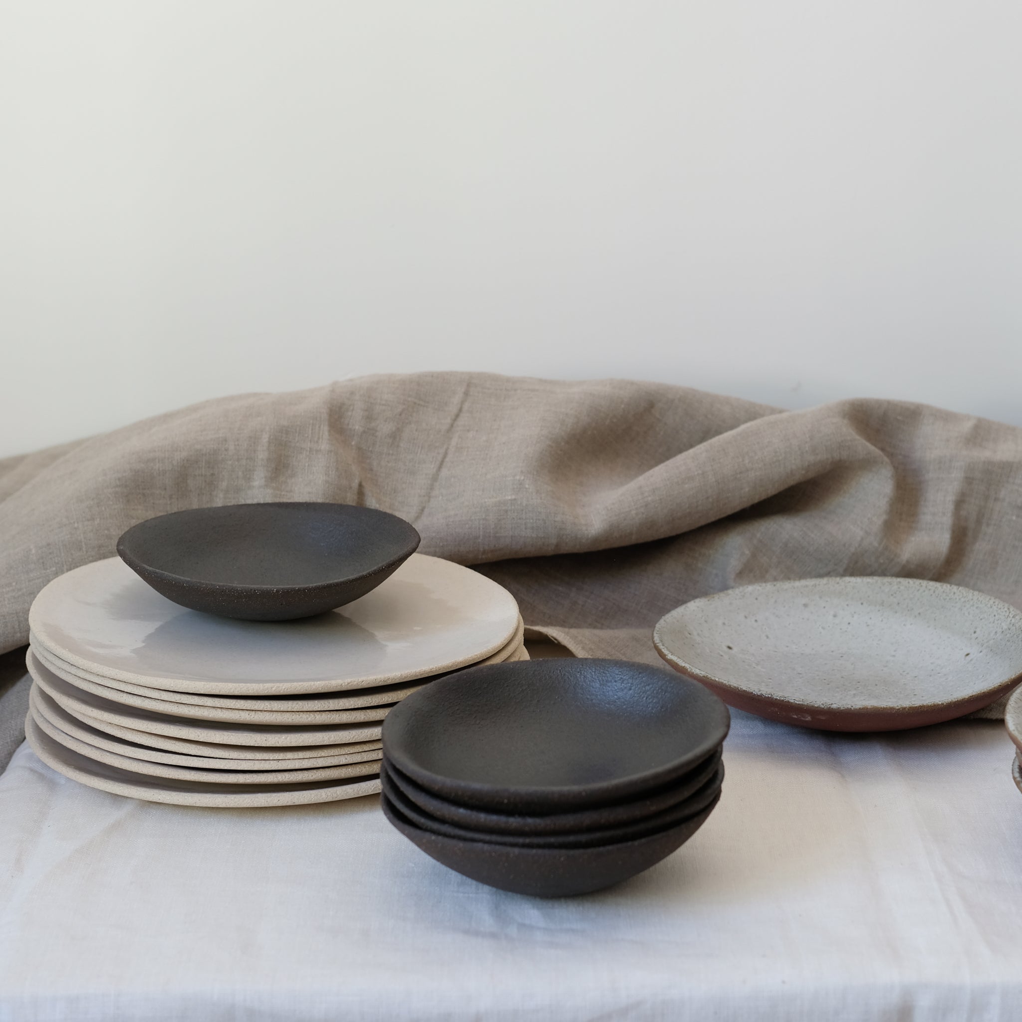 Coupelle en grès noir chamotté par Marguicha chez Brutal Ceramics