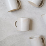 Tasse en grès blanc satiné de Mathilde Martin chez Brutal Ceramics